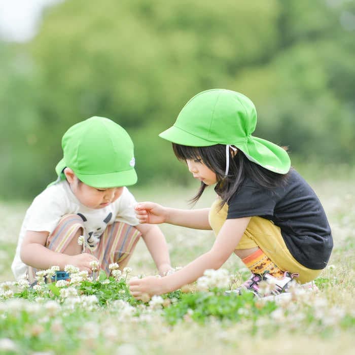 野原であそぶ子どもたち
